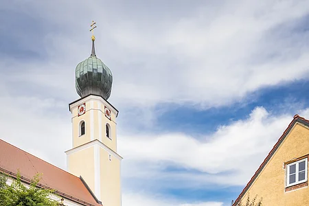 Zu sehen ist die Kirche St. Martin in Dünzling.