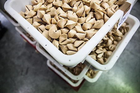 Bad Abbach: In Bayerns groesster Glueckskeks-Fabrik. Raphael Schaefer, Nachfolger seines Vaters Ralf in der eigenen kleinen Produktion.