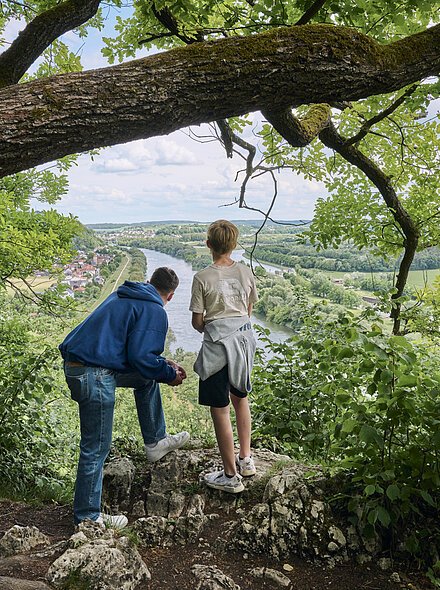 Zwei Jungs Blicken beim Wandern in den Oberndorfer Hängen in das Donautal.