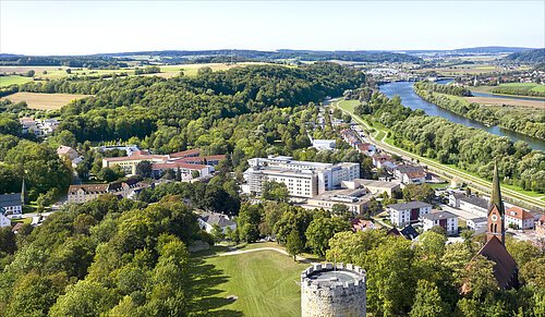 Luftaufnahme Burgberg mit Heinrichsturm und Kirche St. Nikolaus 93077 Bad Abbach Foto: altrofoto.de