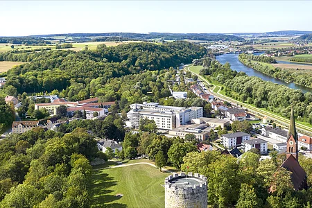 Luftaufnahme Burgberg mit Heinrichsturm und Kirche St. Nikolaus 93077 Bad Abbach Foto: altrofoto.de