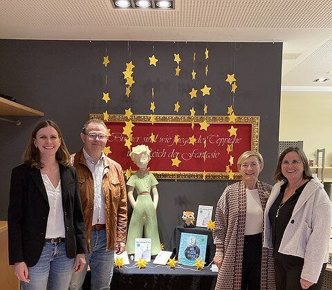 Der Kleine Prinz in der Marktbücherei Gastgeschenk unserer Partnerstadt Charbonnieres-les-Bains
Figur und Bücher -