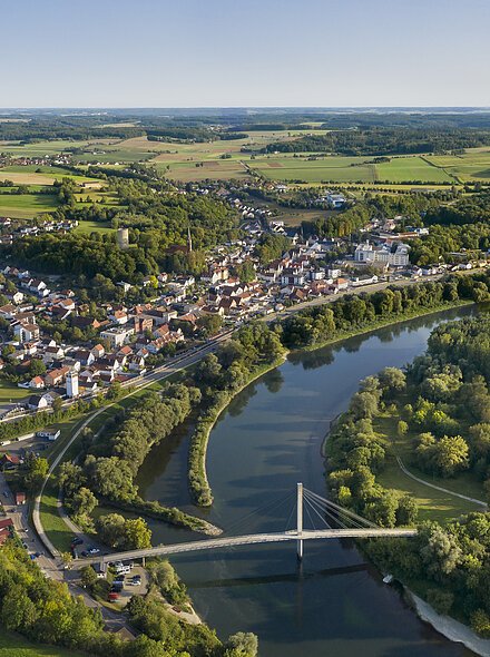 Luftaufnahme von Bad Abbach mit der Fußgängerbrücke im Vordergrund