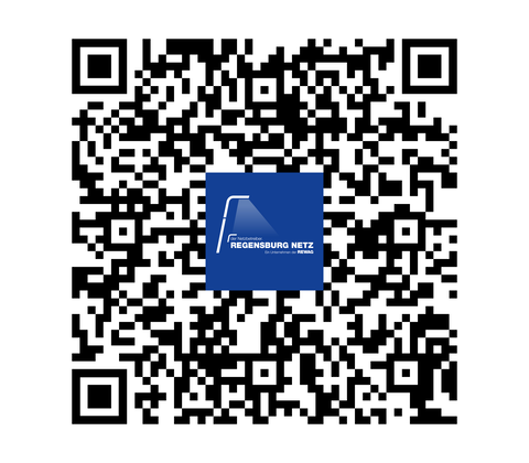 QR-Code mit blauem Logo von Regensburg Netz in der Mitte, Netzbetreiber der REWAG.