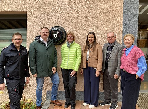 Weitere Defibrillatoren durch Förderung in Bad Abbach möglich v.l. Maximilian Neubauer, Dr. Benedikt Grünewald, Kornelia Aunkofer, Franziska Häffner, Wolfgang Gural, Bettina Grünewald