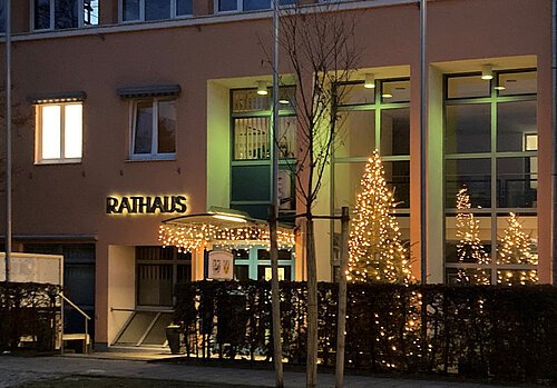 Rathaus im Winter mit Weihnachtsbaum