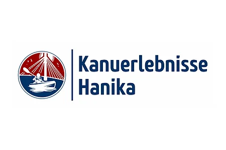 Logo mit stilisiertem Kanufahrer vor einer Hängebrücke und dem Text „Kanuerlebnisse Hanika“ in blauer Schrift.