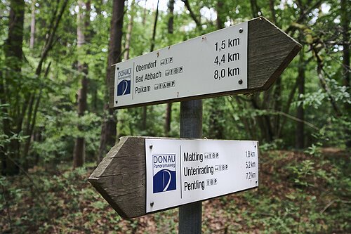 Beschilderung des Donaupanoramawegs - der Eine Pfeil zeigt links Richtung Matting, Oberndorf und Pentling. Der andere Pfeil Zeigt Richtung Oberndorf, Bad Abbach und Poikam.