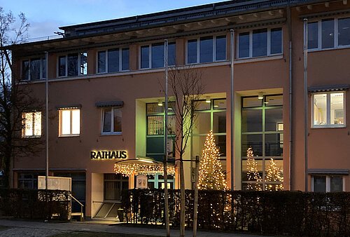 Rathaus Rathaus im Winter mit Weihnachtsbaum