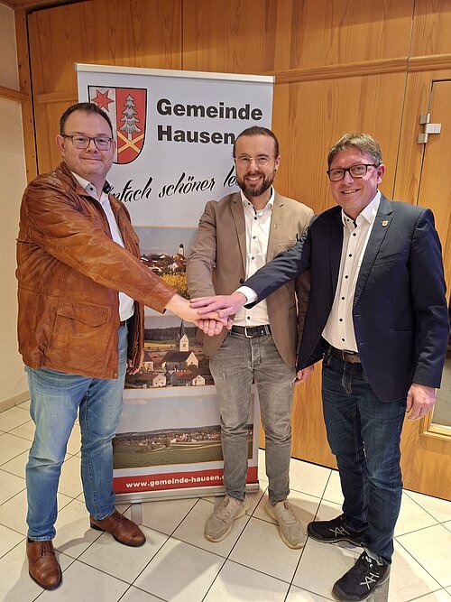 Hausen tritt WZV Bad Abbacher Gruppe bei Bildunterschrift: Dr. Benedikt Grünewald (Verbandsvorsitzender WZV), Johannes Brunner (Bürgermeister Hausen) und Manfred Jackermeier (Stv. Verbandsvorsitzender WZV) besiegeln symbolisch die Unterzeichnung der Übertragungsvereinbarung und den Beitritt der Gemeinde Hausen zum Wasserzweckverband der Bad Abbacher Gruppe.
Text und Foto: Bettina Gröber