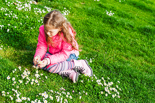 Kräuterwanderung für Kinder Mädchen mit Gänseblümchen