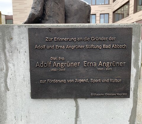 Gedenktafel für die Gründer Adolf und Erna Angrüner zur Förderung von Jugend, Sport und Kultur in Bad Abbach.