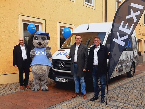 KEXI-Sprechstunde Bad Abbach Landrat Martin Neumeyer, das KEXI-Maskottchen sowie die Bürgermeister Benedikt Grünewald und Manfred Jackermeier haben die mobile KEXI-Sprechstunde