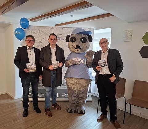 Landrat Martin Neumeyer, das KEXI-Maskottchen sowie die Bürgermeister Benedikt Grünewald und Manfred Jackermeier haben die mobile KEXI-Sprechstunde