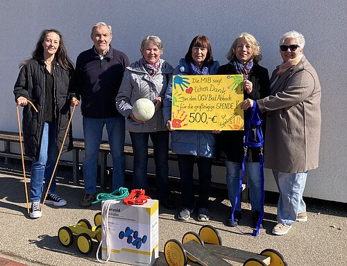 Spendenübergabe des OGV an die MiB Foto: "eingerahmt von der MiB" - Natascha Greiff links und Jutta Lehmann (Leitung) ganz rechts - die Vorstandsmitglieder des OGV: Peter Walsberger (Vorsitzender), Sophie Blüthgen, Helga Schmidbauer, Evi Walsberger