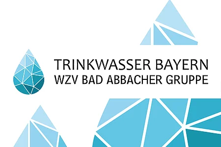 Logo mit stilisierten blauen Wassertropfen und dem Text Trinkwasser Bayern WZV Bad Abbacher Gruppe