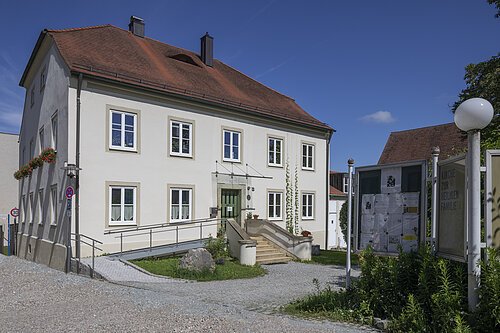 Außenansicht des Pfarramtes St. Nikolaus der Pfarreiengemeinschaft Bad Abbach