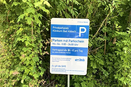 Schild für Privatparkplatz Klinikum Bad Abbach mit Parkscheinpflicht und Vertragsstrafe bei Falschparken.