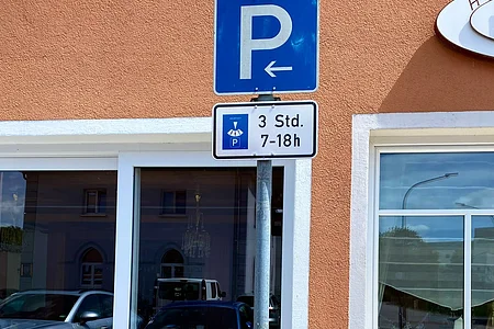 Blaues Parkzeichen mit Pfeil nach links und Zusatzschild Parkscheibe 3 Stunden von 7 bis 18 Uhr erlaubt.