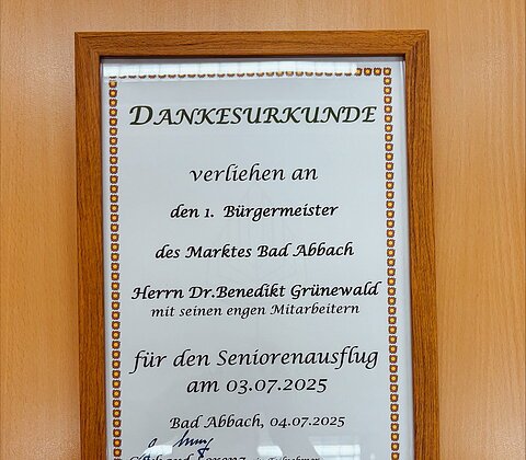 Dankesurkunde für den Senioren-Ausflug am 03.07.2025 an Bürgermeister Dr. Benedikt Grünewald in Holzrahmen