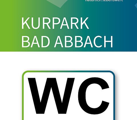 Schild mit Öffnungszeiten der barrierefreien WC-Anlagen im Kurpark Bad Abbach von 7 bis 17 Uhr und Kontaktdaten.