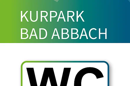 Schild mit Öffnungszeiten der barrierefreien WC-Anlagen im Kurpark Bad Abbach von 7 bis 17 Uhr und Kontaktdaten.