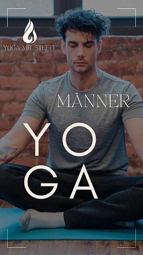 Mann sitzt im Schneidersitz auf Yogamatte vor Backsteinwand mit geschlossenen Augen, Text Männer Yoga