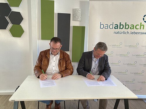 Leiter des Kreisjugendamtes Norbert Birnthaler und der Markt Bad Abbach, vertreten durch den Bürgermeister Dr. Benedikt Grünewald, unterzeichnen die Kooperationsvereinbarung zur Einrichtung ersten Familienstützpunkts im Landkreis Kelheim