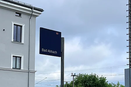 Bahnhofsschild „Bad Abbach“ an einem Pfosten