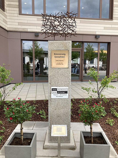 Feliks Haberko-Denkmal vor der Angrüner Mittelschule