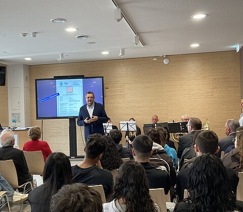 bei der Enthüllung des Denkmals am neuen Platz vor der Angrüner Mittelschule, v.l.: Dr. Benedikt Grünewald, davor Josef Sedlmeier, Christian Nerb, Heiner Bruckmüller, Thomas Muggenthaler, Prof. Dr. Walter Koschmal