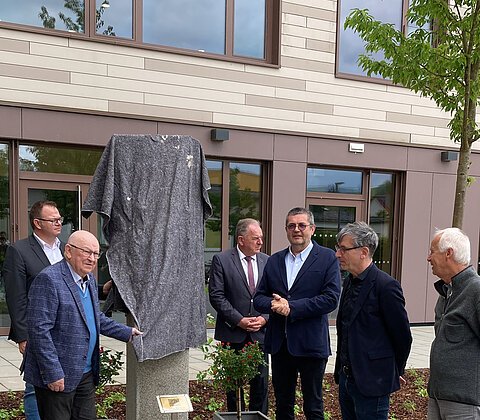 bei der Enthüllung des Denkmals am neuen Platz vor der Angrüner Mittelschule, v.l.: Dr. Benedikt Grünewald, davor Josef Sedlmeier, Christian Nerb, Heiner Bruckmüller, Thomas Muggenthaler, Prof. Dr. Walter Koschmal