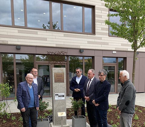 bei der Enthüllung des Denkmals am neuen Platz vor der Angrüner Mittelschule, v.l.: Dr. Benedikt Grünewald, davor Josef Sedlmeier, Christian Nerb, Heiner Bruckmüller, Thomas Muggenthaler, Prof. Dr. Walter Koschmal