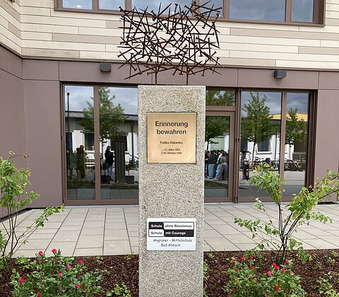 Feliks Haberko-Denkmal vor der Angrüner Mittelschule