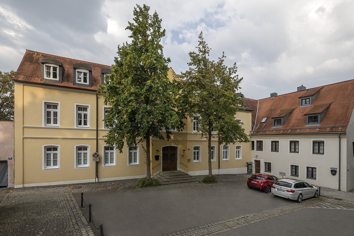 Außenansicht des ehemaligen Schulgebäudes, in dem sich heute das Bad Abbacher Archiv befindet.