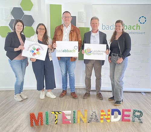Familienstützpunkt Bad Abbach Familienstützpunkt Bad Abbach Vetragsunterzeichnung
v.l. Susanne Wittner, Andrea Birzer, Dr. Benedikt Grünewald (Bad Abbach), Norbert Birnthaler, Fiona Christoph (Landkreis Kelheim)