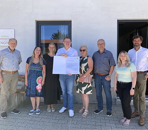 Dorferneuerung Lengfeld Übergabe ALE Niederbayern Förderbescheid, vor dem TREFF-PUNKT Lengfeld, v.l.: aus Lengfeld: Willi Perzl und Julia Rieger, Sabine Ruckdeschel (Marktgemeinderätin) | Dr. Benedikt Grünewald | Gabriele Baumeister (3. Bürgermeisterin) | Franz Wudi und Janine Lauerer (Bauamt Markt Bad Abbach) | Heiner Rieger (Vereinsgemeinschaft Lengfeld)
