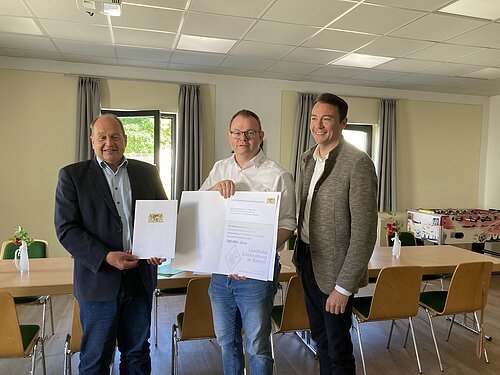 Übergabe des Förderbescheids, v.l.: Michael Kreiner, Dr. Benedikt Grünewald, Georg Haslinger (Neidl & Neidl) Übergabe des Förderbescheids, v.l.: Michael Kreiner, Dr. Benedikt Grünewald, Georg Haslinger (Neidl & Neidl)