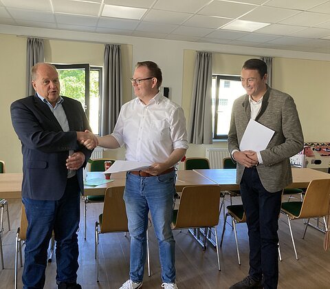 Übergabe des Förderbescheids, v.l.: Michael Kreiner, Dr. Benedikt Grünewald, Georg Haslinger (Neidl & Neidl)