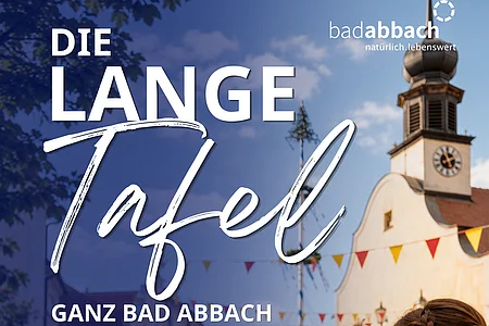 Plakat zur Veranstaltung „Die lange Tafel“ in Bad Abbach am 31.7. ab 17 Uhr mit Menschen in Tracht vor einem historischen Gebäude.
