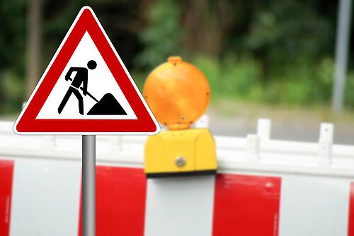 Baustellenschild und Absperrung