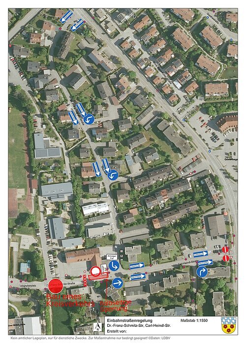 Luftbild mit Straßen und Gebäuden, Markierungen für Einbahnstraßenregelung und Baustelle mit halbseitiger Sperrung und Kreisverkehrsbau.