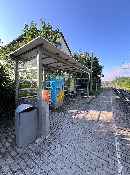 Wartehäuschen und Automat am Bahnhalt Poikam