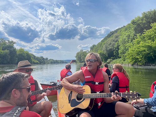 Kanuerlebnisse Hanika Austropop am Wasser im Kanu mit Gitarre