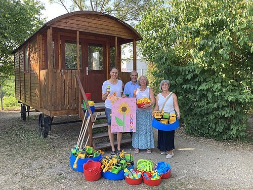 Kinderhaus Arche Noah - Spendenübergabe Obst- und Gartenbauverein Bad Abbach Spendenübergabe Obst- und Gartenbauvereins Bad Abbach an die Leiterin des Kinderhauses Arche Noah