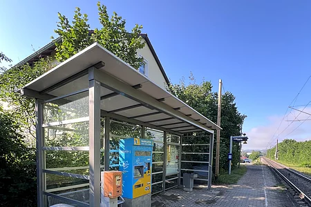 Wartehäuschen und Automat am Bahnhalt Poikam
