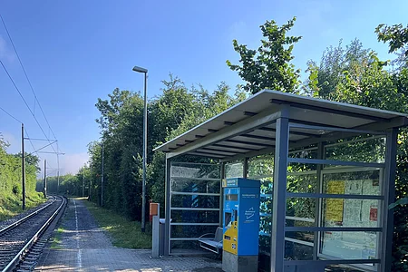 Wartehäuschen und Automat am Bahnhalt Poikam