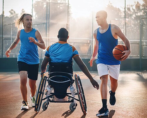 Inklusion im Sportverein Inklusion im Sportverein | drei Baskettballspieler, davon einer im Rollstuhl