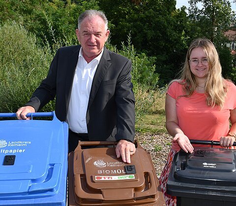 Vorstellung der taktilen Aufkleber für Mülltonnen | Landrat Christian Nerb und Katharina Spreider, Abfallberaterin