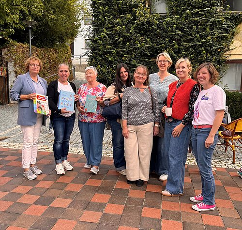 Angrüner Grundschule meets Internationales Café Ehrenamt ist vielseitig
Foto v.l. Margit Lermer, Nalan Carino, Maria Scheidler, Silke Taeger, Tina Hoch, Lisa Hanwalter, Johanna Berger, Andrea Halbauer